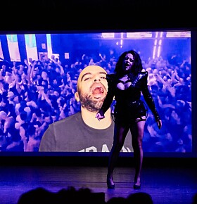 Dragartiest Indie Nile: “Ik heb seks altijd gescheiden van liefde en ik begin in te zien dat dit een probleem is”
