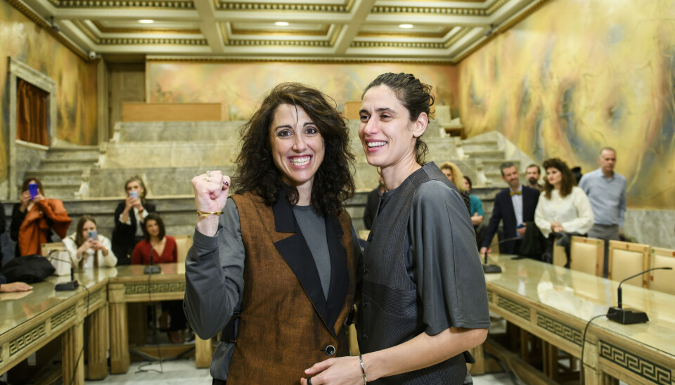 Alexia Beziki en Danae Deligeorges, het eerste vrouwenkoppel dat trouwde in Griekenland. Alexia Beziki en Danae Deligeorges, het eerste vrouwenkoppel dat trouwde in Griekenland.