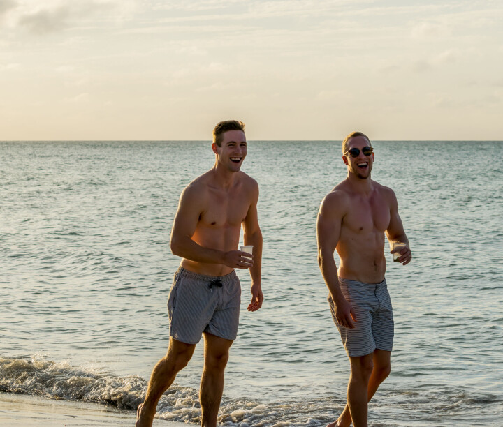 Nieuwe muziek: drie zwoele zomerse slowjams op een rijtje en Empire of the Sun is net zo blij als jij Summer vibes