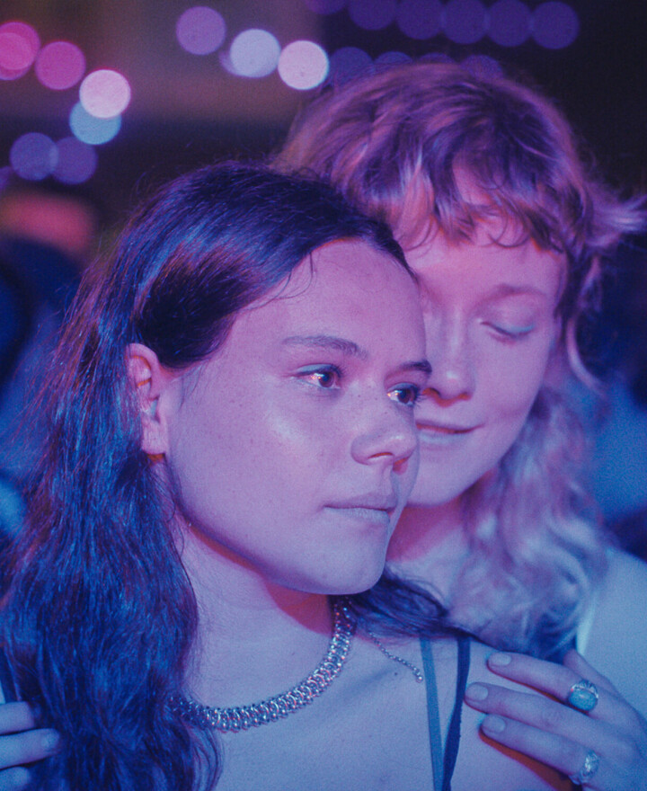 Lilith Grasmug als Fanny (links) en Josefa Heinsius als Lena. Lilith Grasmug als Fanny (links) en Josefa Heinsius als Lena.