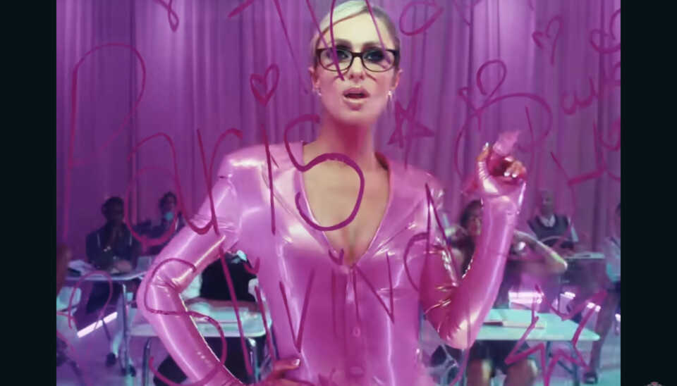 Nieuwe muziek: kom naar de Bad Bitch Academy van Paris Hilton Paris hilton
