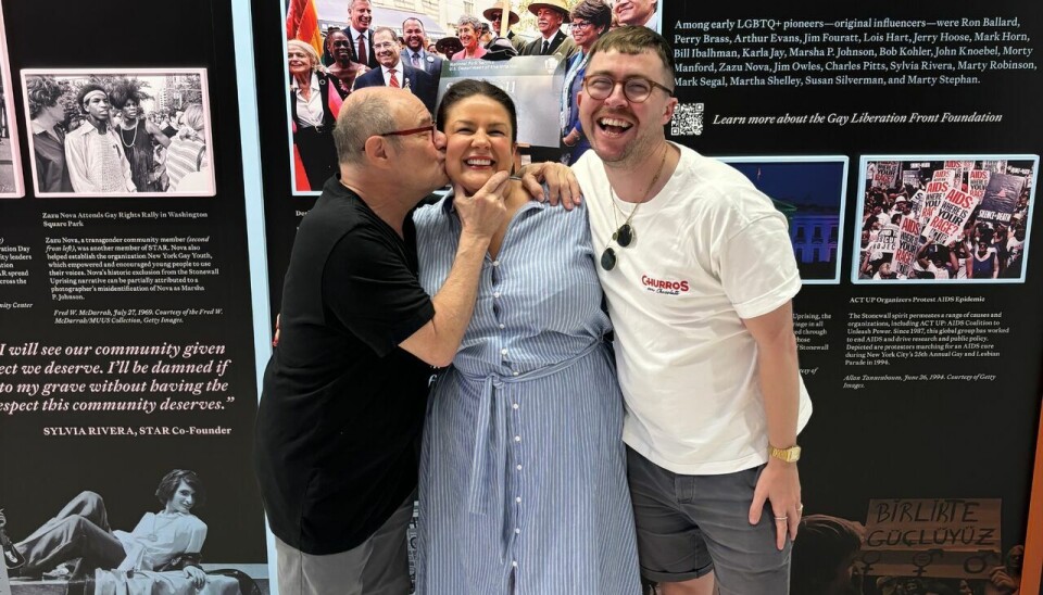 Courtney Maywald (midden) met Mark Segal (links) bij het Stonewall National Monument Visitor Center.