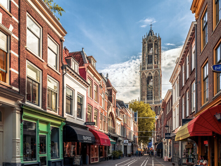Walk of Love: met een 25 meter lange regenboogvlag door het centrum van Utrecht Domtoren in Utrecht