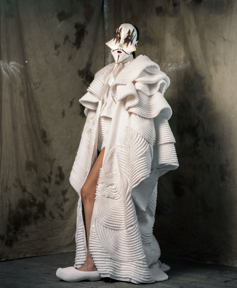 MAD Brussels Model in witte outfit met masker