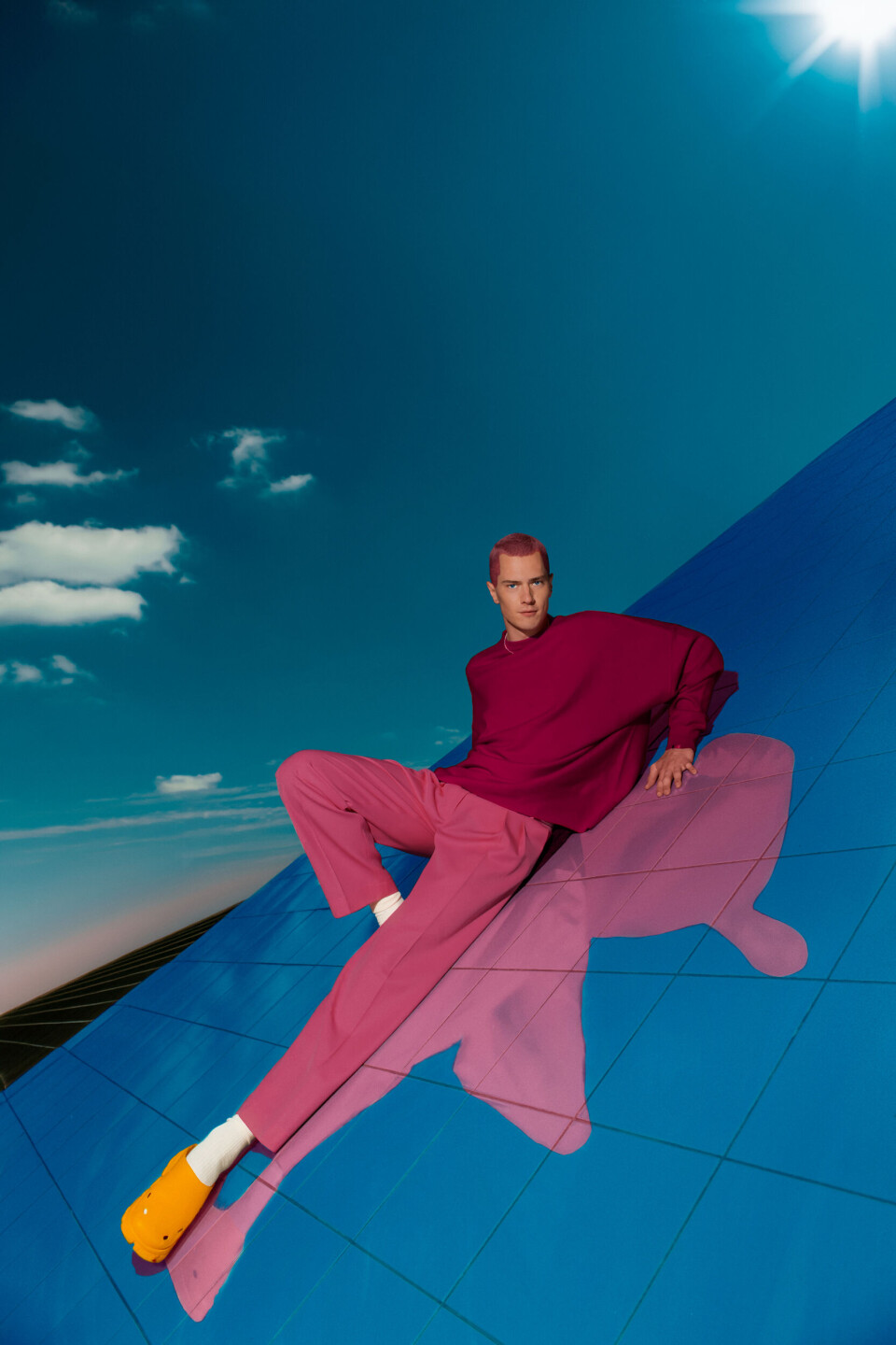 Trui: Extreme Cashmere | broek: Victoria Beckham via Heleen Hülsmann in de Bijenkorf | sokken: Uniqlo | schoenen: H2O sportswear Stijn in roze outfit