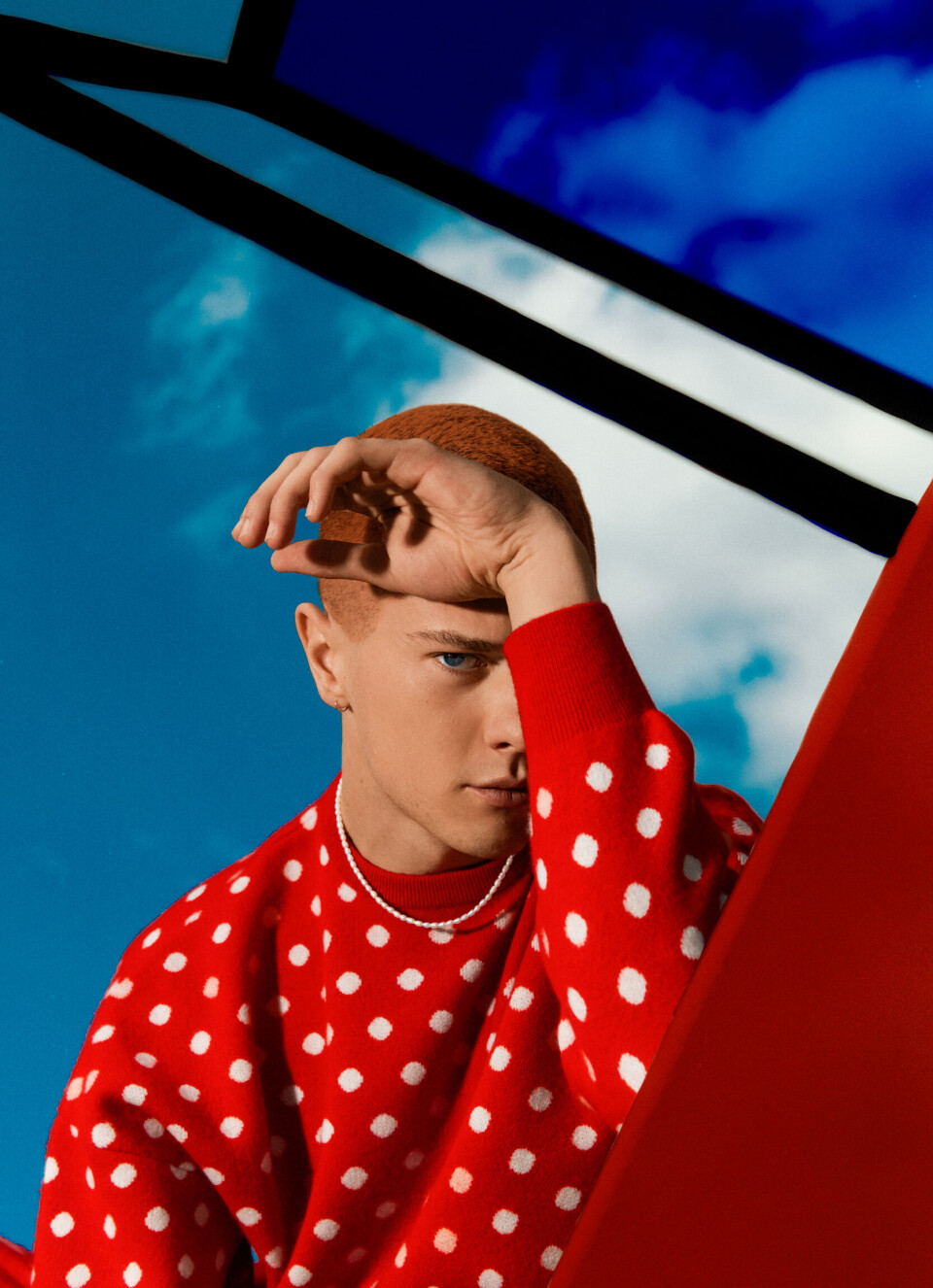 Trui en broek: Extreme Cashmere | ketting: Lott. Gioielli via de Bijenkorf Stijn de Vries met hand voor zijn hoofd
