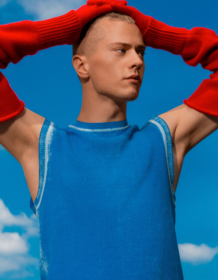 Handschoenen: Extreme Cashmere | top: Collusion Stijn met rode handschoenen