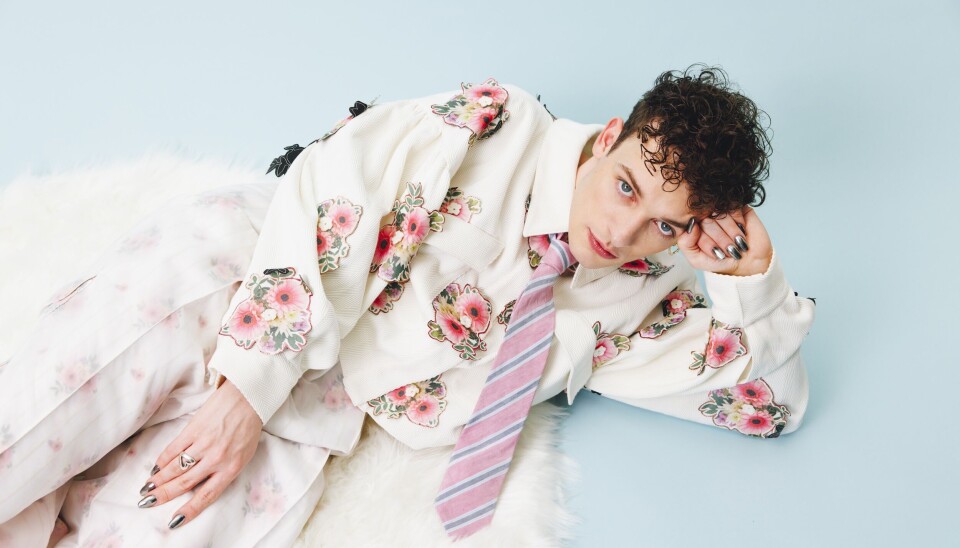 Nemo: “Met mijn Songfestivalnummer kwam ik voor de hele wereld uit de kast” Nemo op de grond