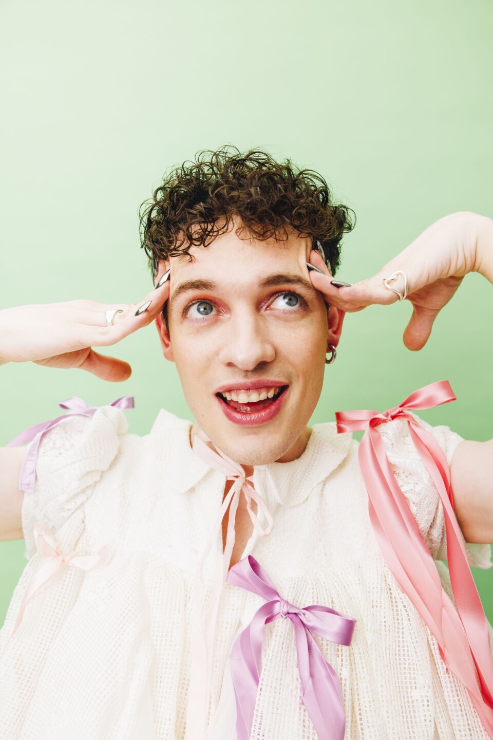 Nemo: “Met mijn Songfestivalnummer kwam ik voor de hele wereld uit de kast” Portretfoto van Nemo