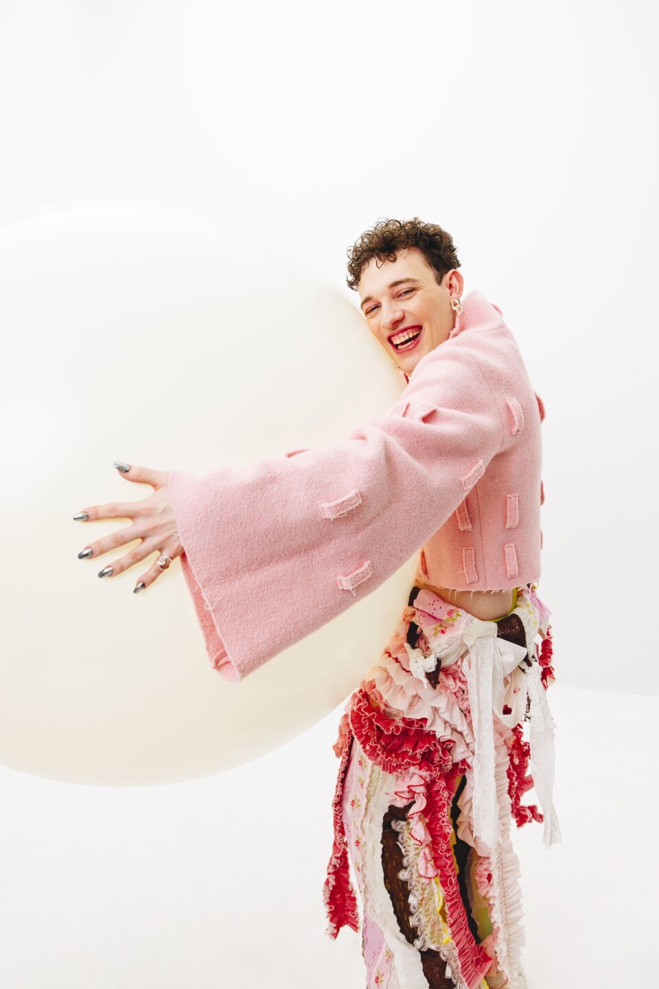 Nemo: “Met mijn Songfestivalnummer kwam ik voor de hele wereld uit de kast” Nemo met een bal in diens hand