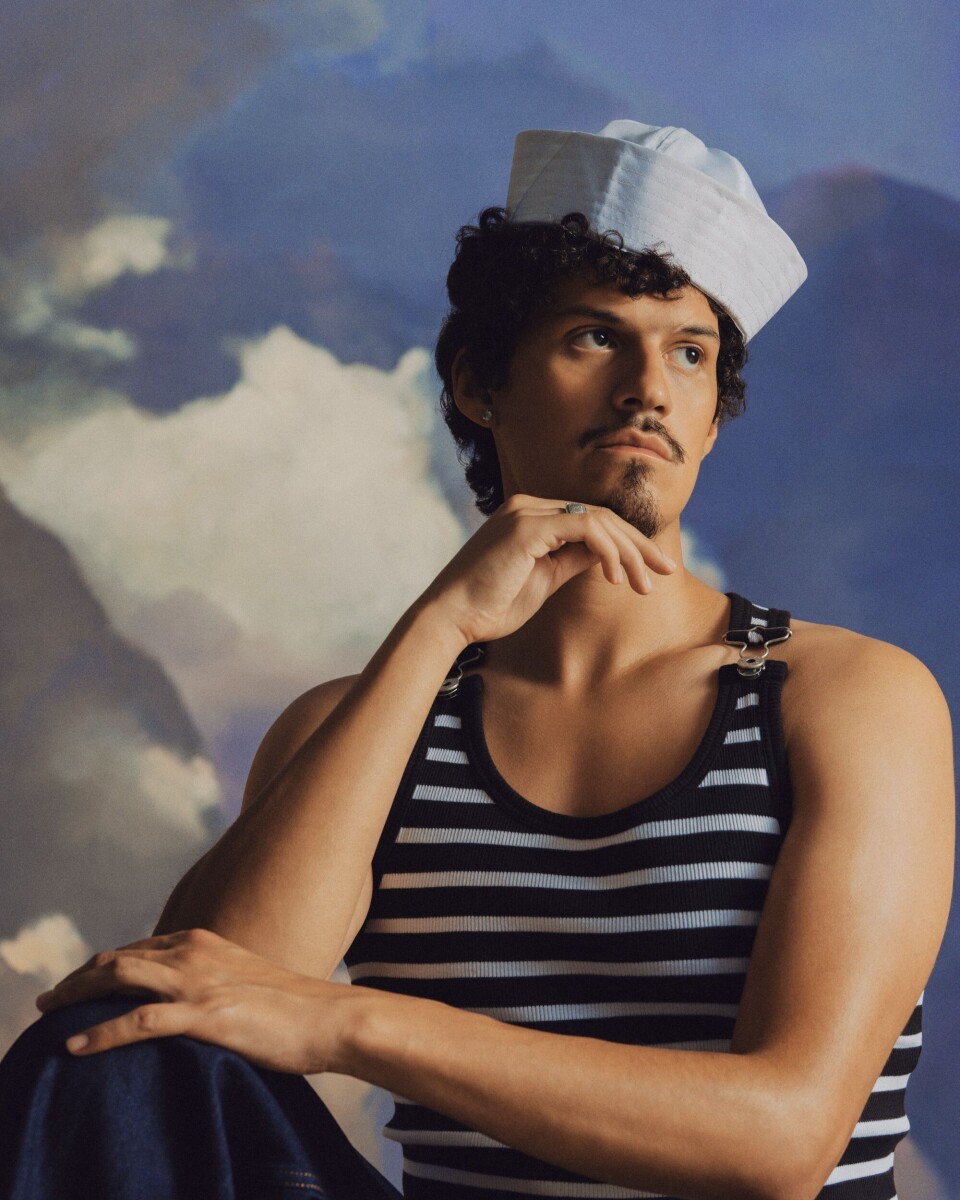 Tanktop: Jean Paul Gaultier | jeans: The Row | matrozenmutsje: van stylist Omar Apollo met matrozenmutsje