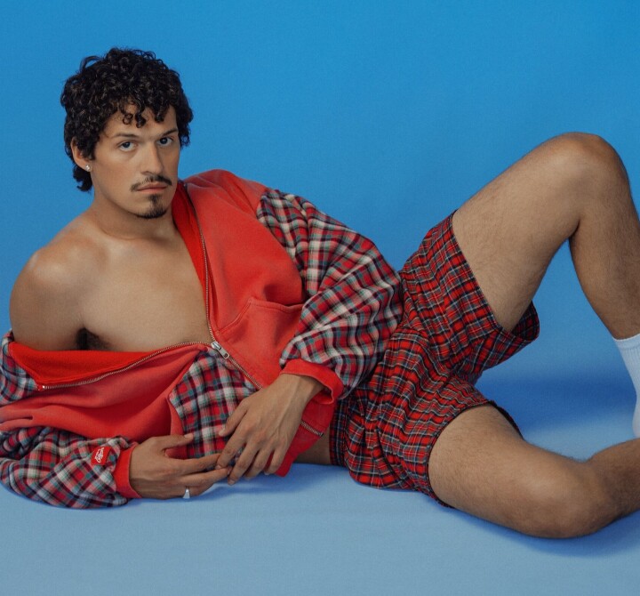 Hoodie en boxershorts: Erl | sokken: van stylist Omar Apollo ligt op de grond