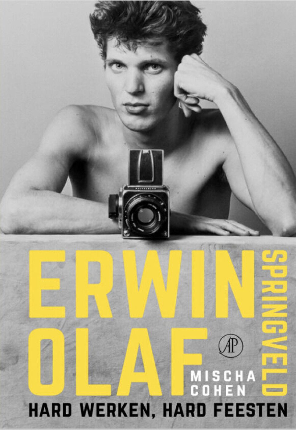 Hard werken, hard feesten: nieuwe biografie over Erwin Olaf verschijnt volgende week Erwin Olaf