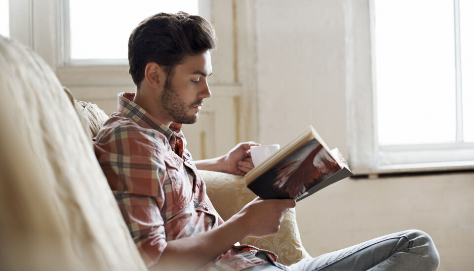 Winq tipt: vijf nieuwe regenboogboeken Man zit op sofa