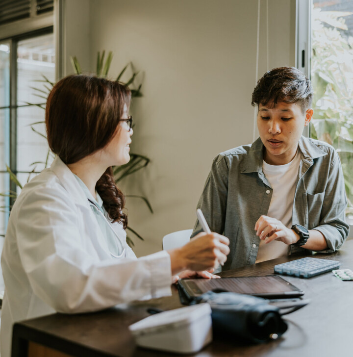 Een zorgverzekering vinden die echt bij je past: zo doe je het Asian female psychiatrist giving advice and suggestion about hormones medicine for transgender person before getting a gender affirmation surgery-female to male.
