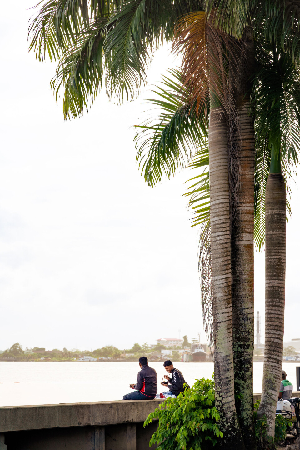 Ontspannen aan de oever van de Surinamerivier in Paramaribo. Ontspannen aan de oever van de Surinamerivier in Paramaribo.