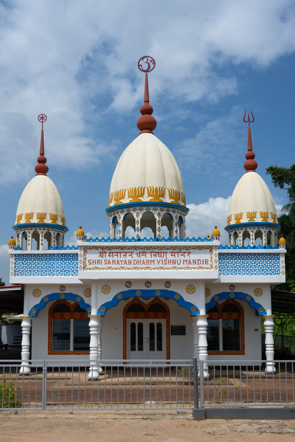 Een van de vele kleine hindoetempels van Commewijne. Een van de vele kleine hindoetempels van Commewijne.