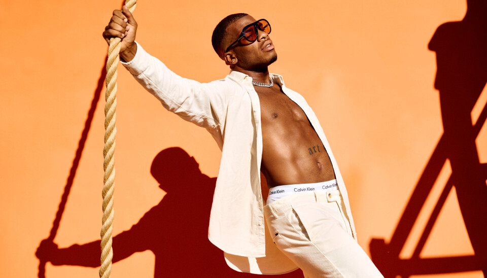 Outfit: Gant, boxershort: Calvin Klein, sieraden: models own, zonnebril: Tom Ford via zonnebrillen.com.
