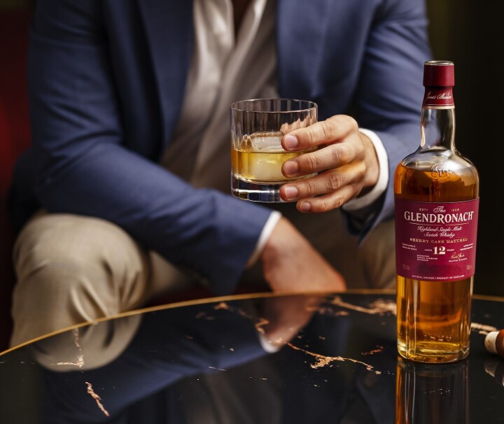 Bijna 200 jaar jong: dit is het fascinerende verhaal van The Glendronach Whisky Man drinkt The Glendronach whisky