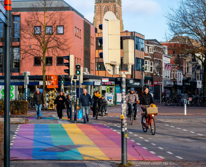 Na twintig edities geen Pride meer in Amersfoort: te weinig geld, te weinig vrijwilligers Coverbeeld: Regenboogzebrapad in Amersfoort - iStock / Gert-Jan van Vliet
