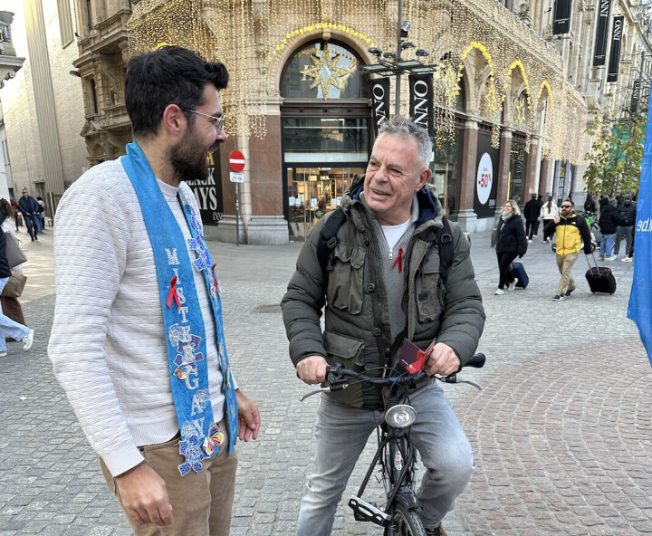 Mr Gay Belgium deelt 5.000 rode lintjes uit voor Wereld Aids Dag: 'Samen voor Bewustwording, Samen voor Verandering' Mr Gay Belgium tijdens Wereld Aids Dag
