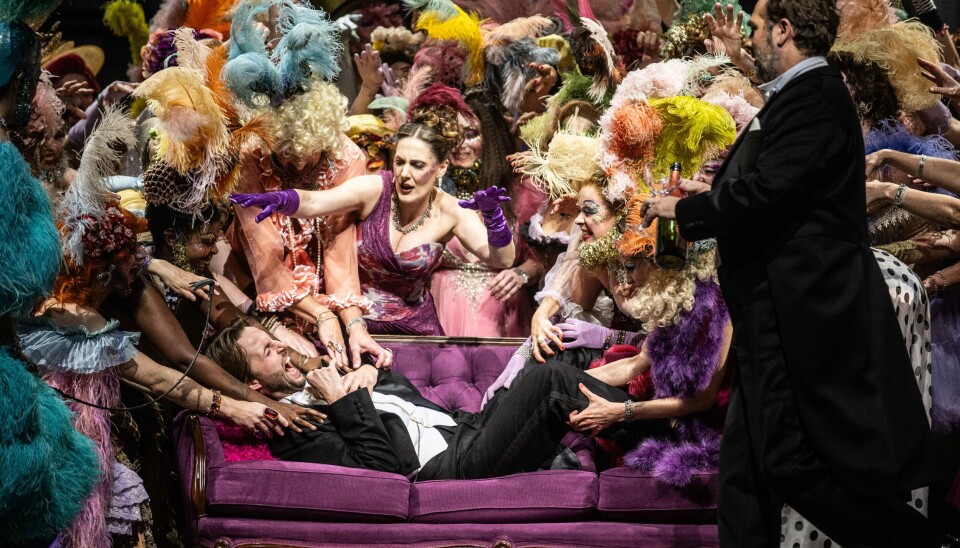 Björn Bürger als Eisenstein, Sydney Mancasola als Adele en Thomas Oliemans als Dr. Falke. Björn Bürger als Eisenstein, Sydney Mancasola als Adele en Thomas Oliemans als Dr. Falke.
