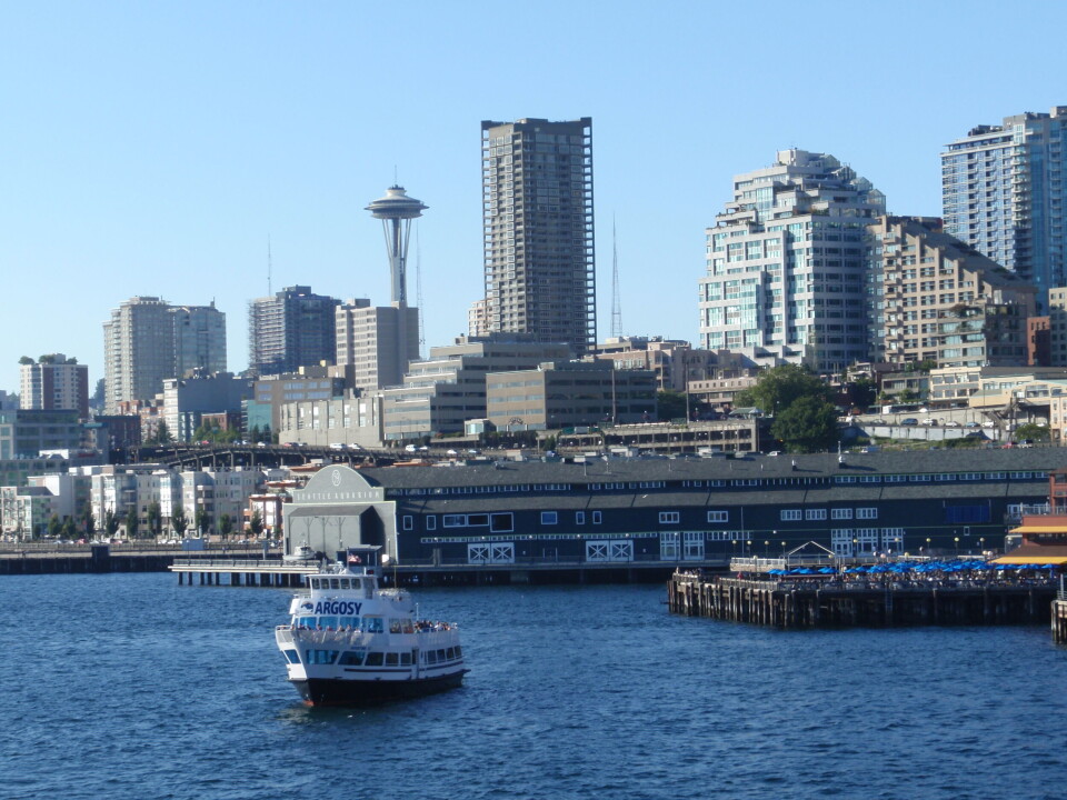 Een boot van Argosy Cruises met het Seattle Aquarium op de achtergrond. Argosy Cruises Harbor Tour with Seattle skyline