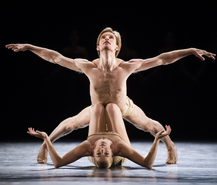 Petite Mort. Twee dansers op het podium