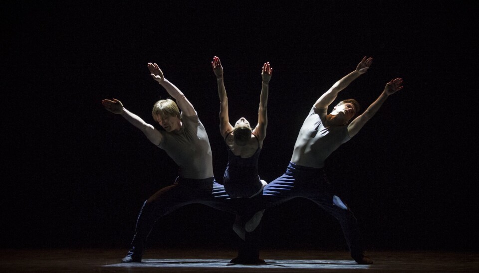 No More Play. Drie dansers op het podium