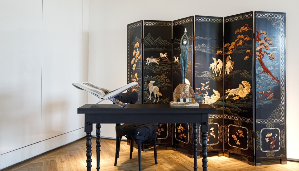 Two Top Secretary-tafel van Marcel Wanders voor Moooi op de voorgrond. Chinees kamerscherm op de achtergrond. Two Top Secretary-tafel van Marcel Wanders voor Moooi op de voorgrond. Chinees kamerscherm op de achtergrond.