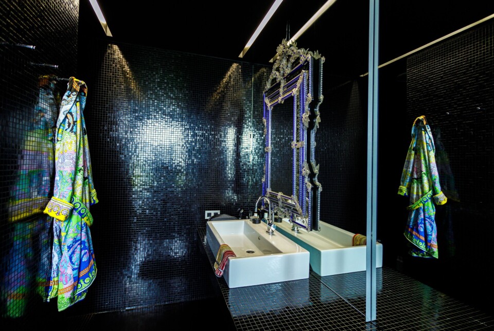 Venetiaanse spiegel van Murano in de badkamer (waar Liberace in had willen sterven). Venetiaanse spiegel van Murano in de badkamer (waar Liberace in had willen sterven).