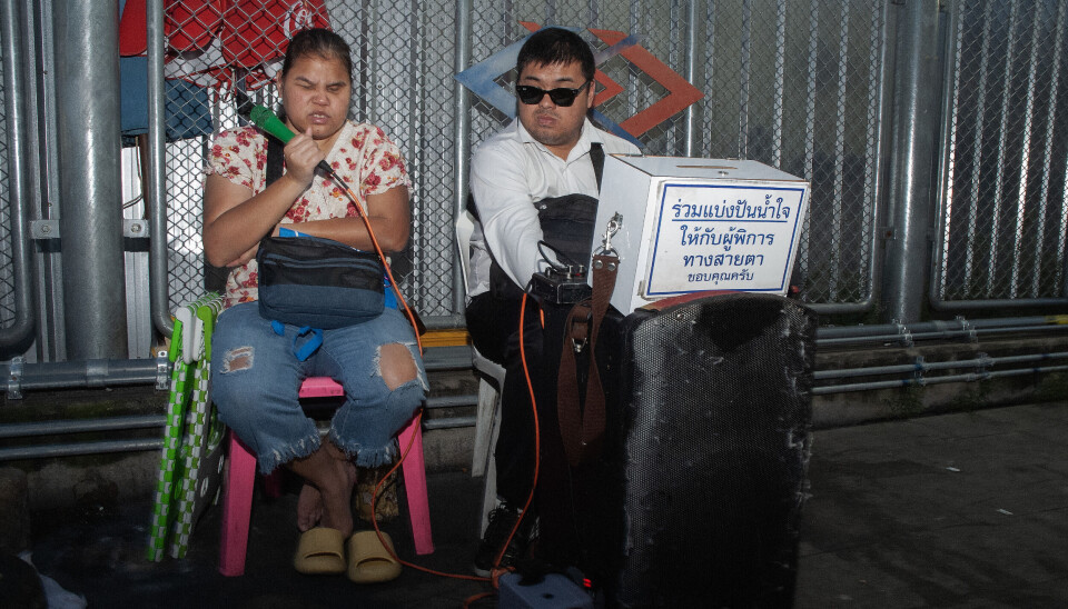 In Thailand moet je voor jezelf zorgen. Ook deze blinde straatmuzikanten doen dat.