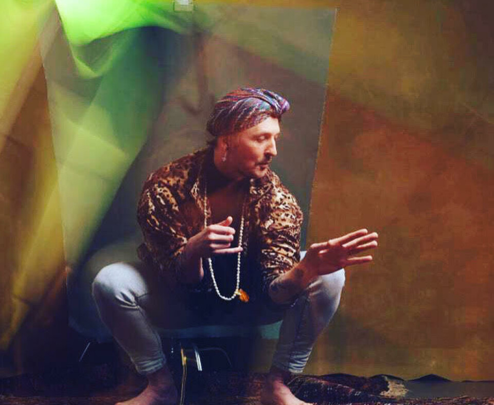 Songwriter DeviNagA: “Mijn muziek is een ode aan het verlangen, de melancholie en de schoonheid van de mannenliefde”