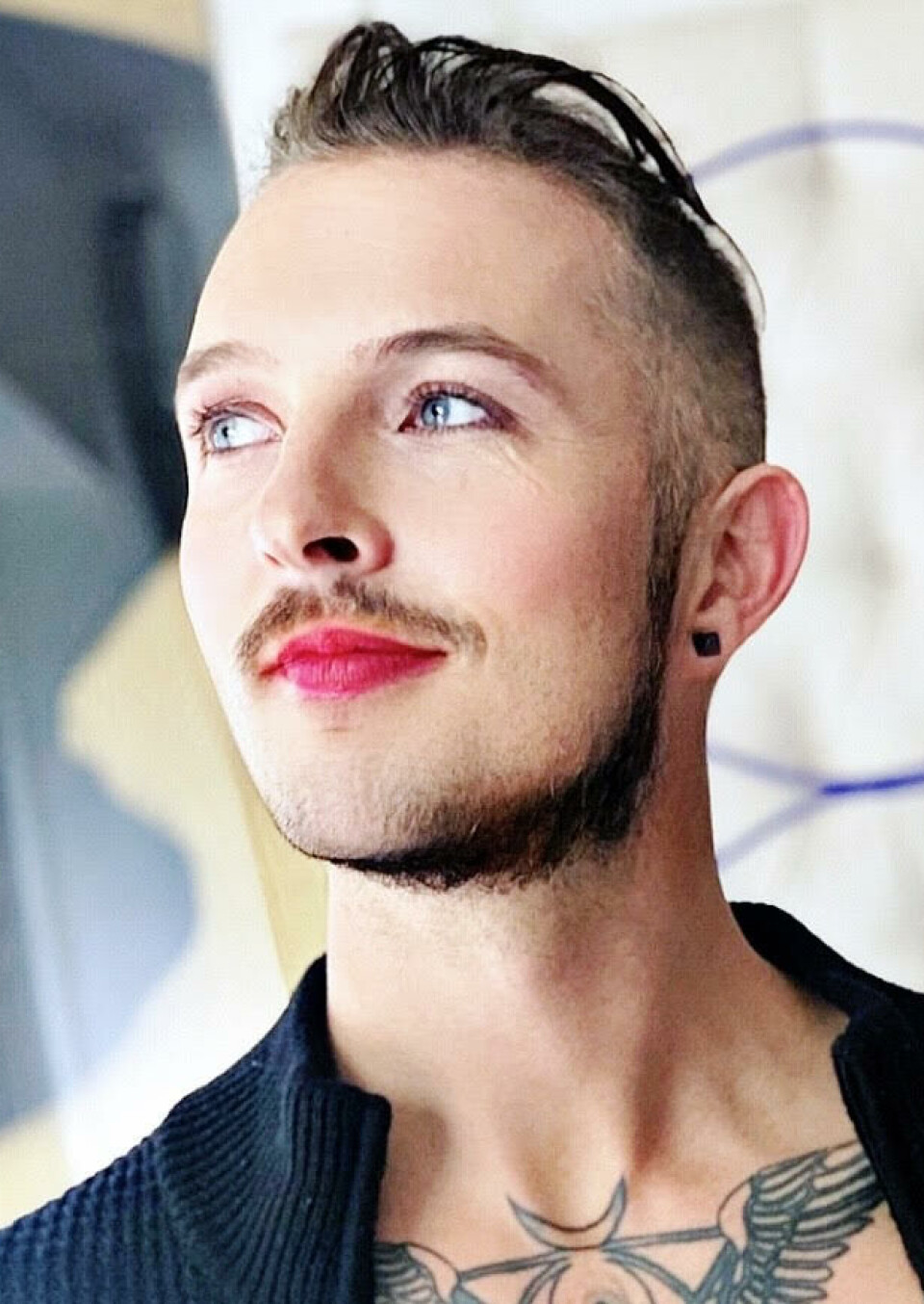 Songwriter DeviNagA: “Mijn muziek is een ode aan het verlangen, de melancholie en de schoonheid van de mannenliefde”