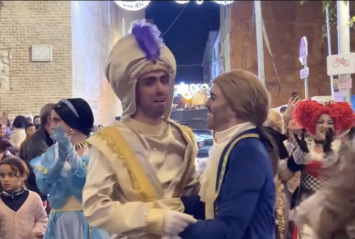 Sprookjeshuwelijk: Spaanse man verkleed zich als Disney-prins en doet zijn vriend een aanzoek Sprookjeshuwelijk in Spanje