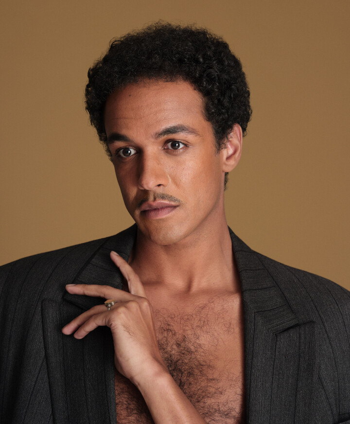 Colbert: via Tommy Page Jesse Mensah kijkt uit de camera