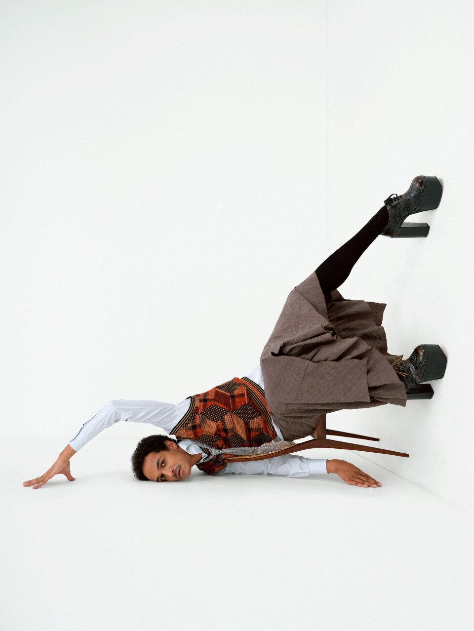 Overhemd: YSL / spencer: Missoni / rok: vintage, allemaal via (im)material curated vintage / schoenen: via Tommy Page / sokken: Falke Jesse Mensah op hakken