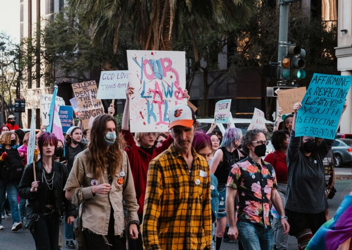 Beëdiging Trump: transgender personen liggen meteen onder vuur Protestmars tijdens Pride