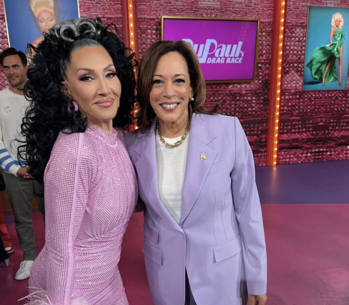 Michelle Visage haalt uit naar Trump: “Mijn kind zul jij niet uitwissen” Michelle Visage met Kamalah Harris bij RuPaul's Drag Race