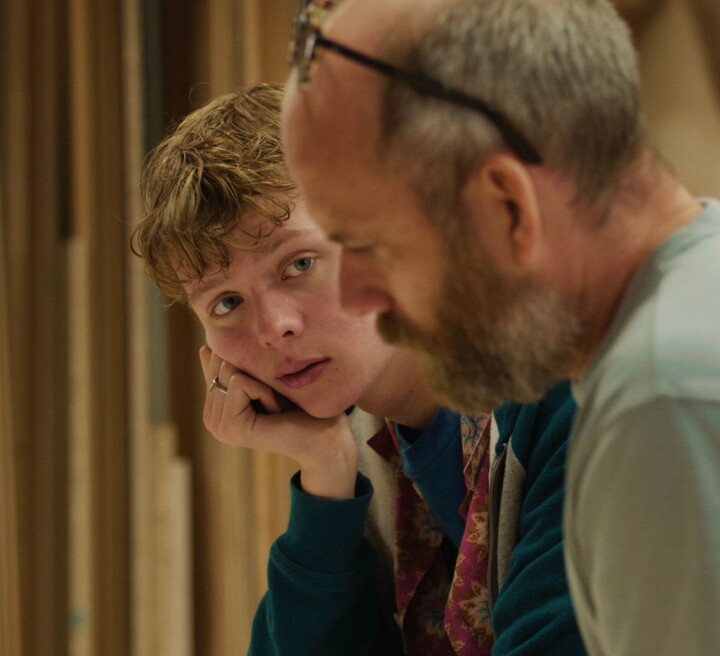 Tommy is queer en ontdekt dat zijn vader een geheime relatie heeft met een man. Wat nu? Telefilm En Iemand Anders