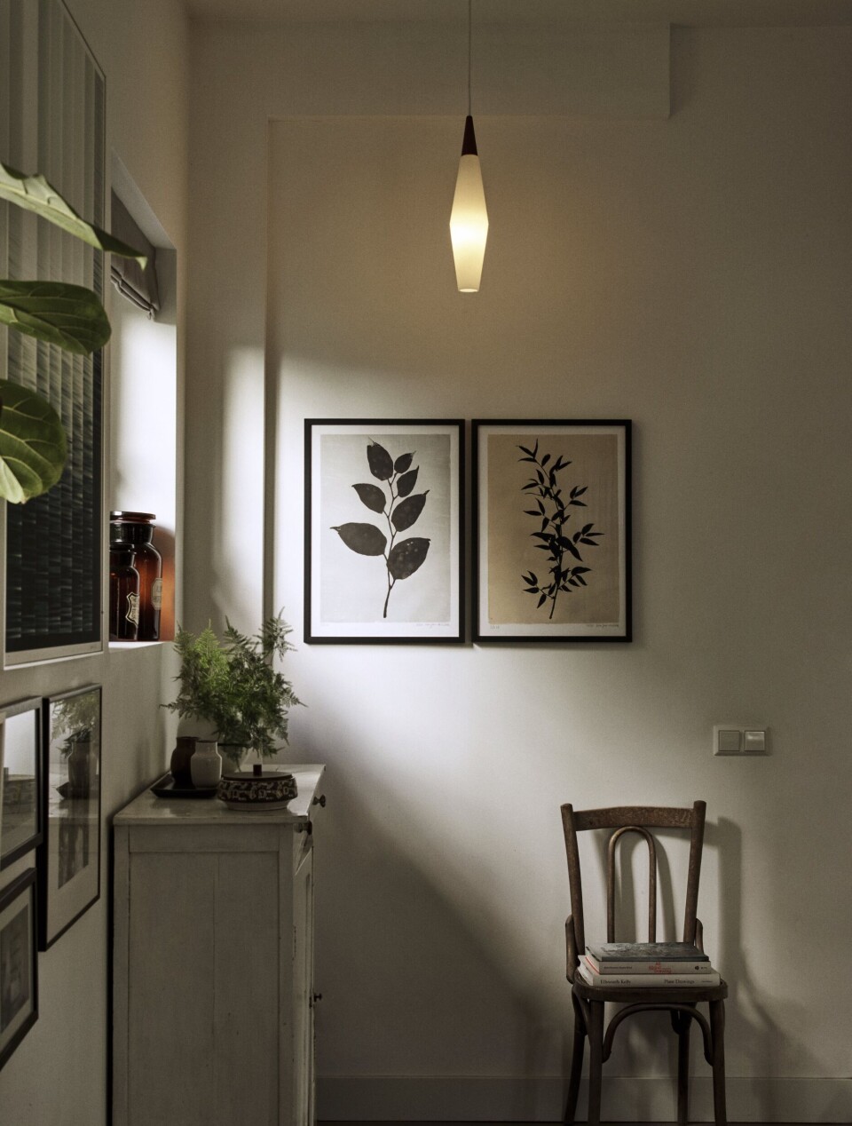 Een tweetal ‘plant prints’ van Ger-Jans hand. “Ik fotografeer al mijn werk in deze hoek, vanwege de Vermeerachtige lichtinval.” Een tweetal ‘plant prints’ van Ger-Jans hand. “Ik fotografeer al mijn werk in deze hoek, vanwege de Vermeerachtige lichtinval.”