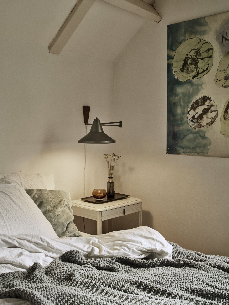 De slaapkamer, met aan de muur een kunstwerk van papier op doek van Hans Schabracq. De vintage architectenlamp biedt prettig leeslicht. De slaapkamer, met aan de muur een kunstwerk van papier op doek van Hans Schabracq. De vintage architectenlamp biedt prettig leeslicht.