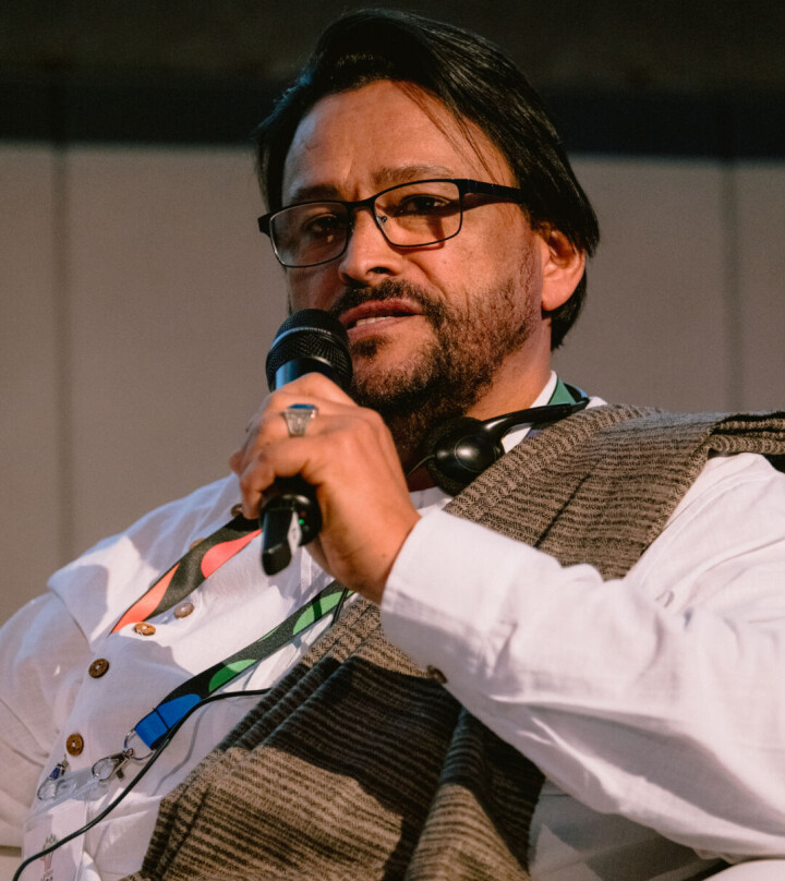 Imam Muhsin Hendricks spreekt vanaf het podium op de ILGA World Conference 2024 in Kaapstad, Zuid-Afrika.