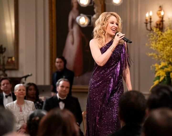 Kylie Minogue duikt op in trailer van nieuwe Netflix-serie The Residence Kylie Minogue in The Residence