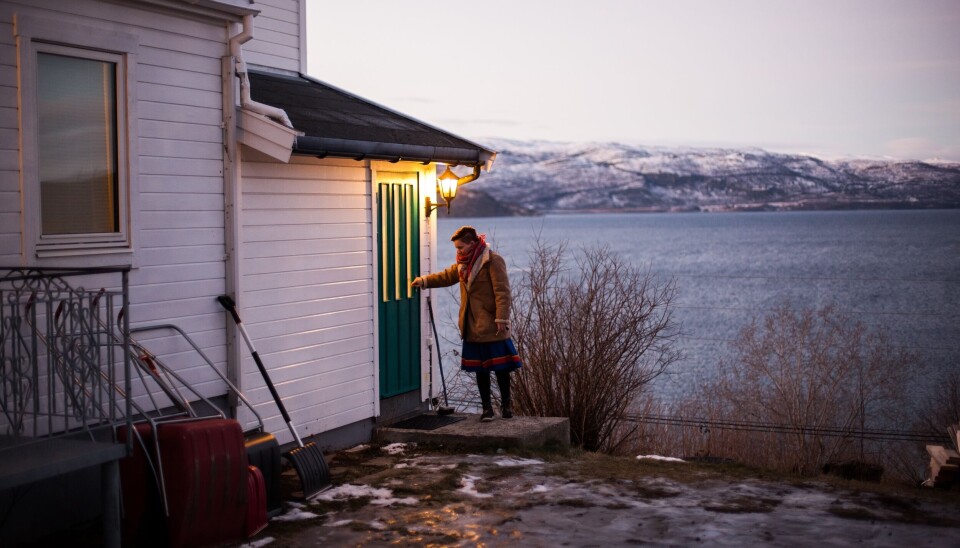 Hoewel Sami tegenwoordig vaak het huis verkiezen boven de hut, is de ongerepte natuur nooit ver weg. Sami bij zijn woning.