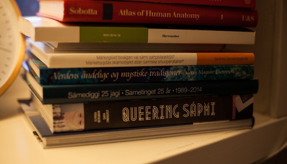 Verplichte kost: het in 2010 verschenen werk Queering Sápmi, waarin voor het eerst persoonlijke verhalen van lhbtqia+ Sami werden gedocumenteerd. Stapel met Sami queer boeken
