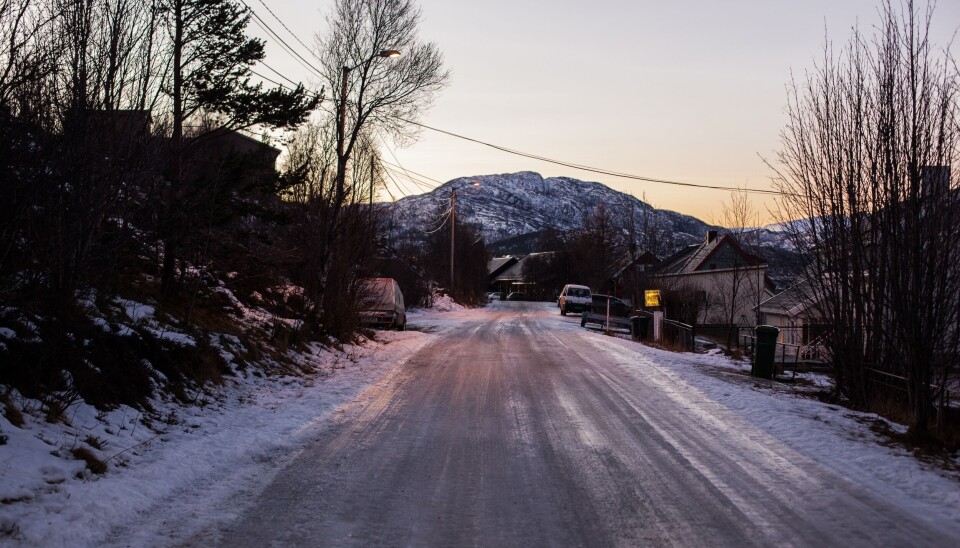 Een dorp in het noorden van Noorwegen, waar zowel Noren als Sami wonen. Een dorp in het noorden van Noorwegen, waar zowel Noren als Sami wonen.