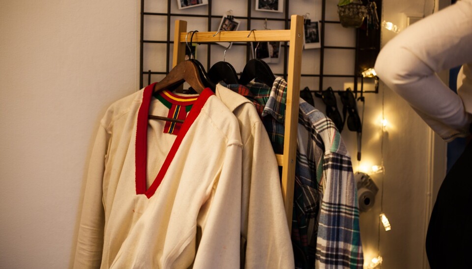 Märaks kledingrek is een mix tussen modern en traditioneel. Märaks kledingrek is een mix tussen modern en traditioneel.