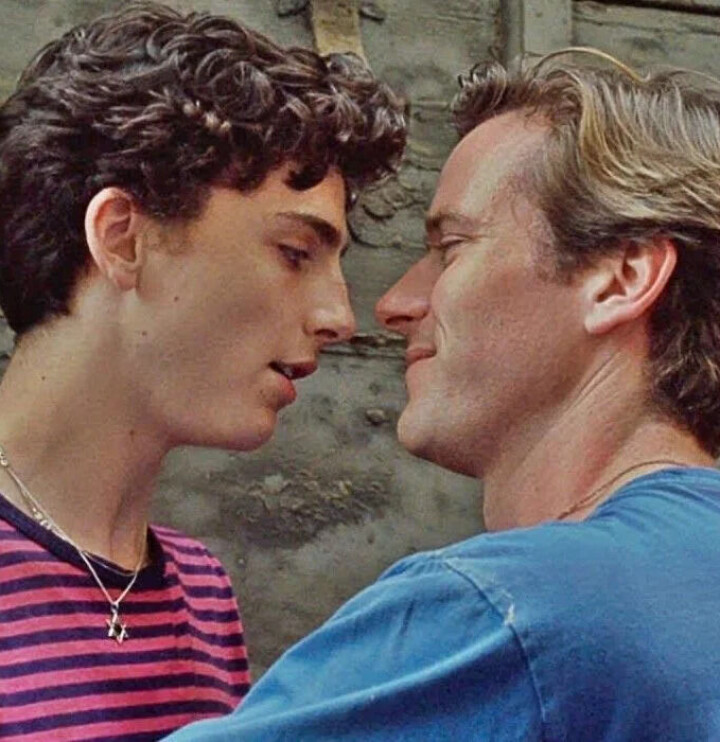 Armie Hammer vertelt over zijn sekservaring met een man: “Ik heb het geprobeerd maar ik voelde niets” Timothy Chalamet en Armie Hammer in Call Me By Your Name