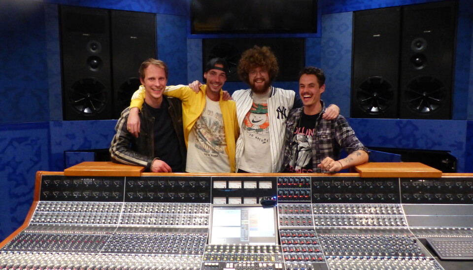 Zanger Elias van Mourik, alias Mister E: “Mij zul je nooit in een spijkerbroek en shirt op het podium zien” Mister E & the Mysteries in de Wisseloord Studios